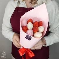 Букет Клубничный букет в розовой упаковке Букет Клубничный букет в розовой упаковке