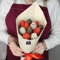 Букет Клубничный букет в бежевой упаковке Букет Клубничный букет в бежевой упаковке