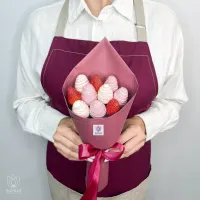 Букет Клубничный букет в бордовой упаковке Букет Клубничный букет в бордовой упаковке