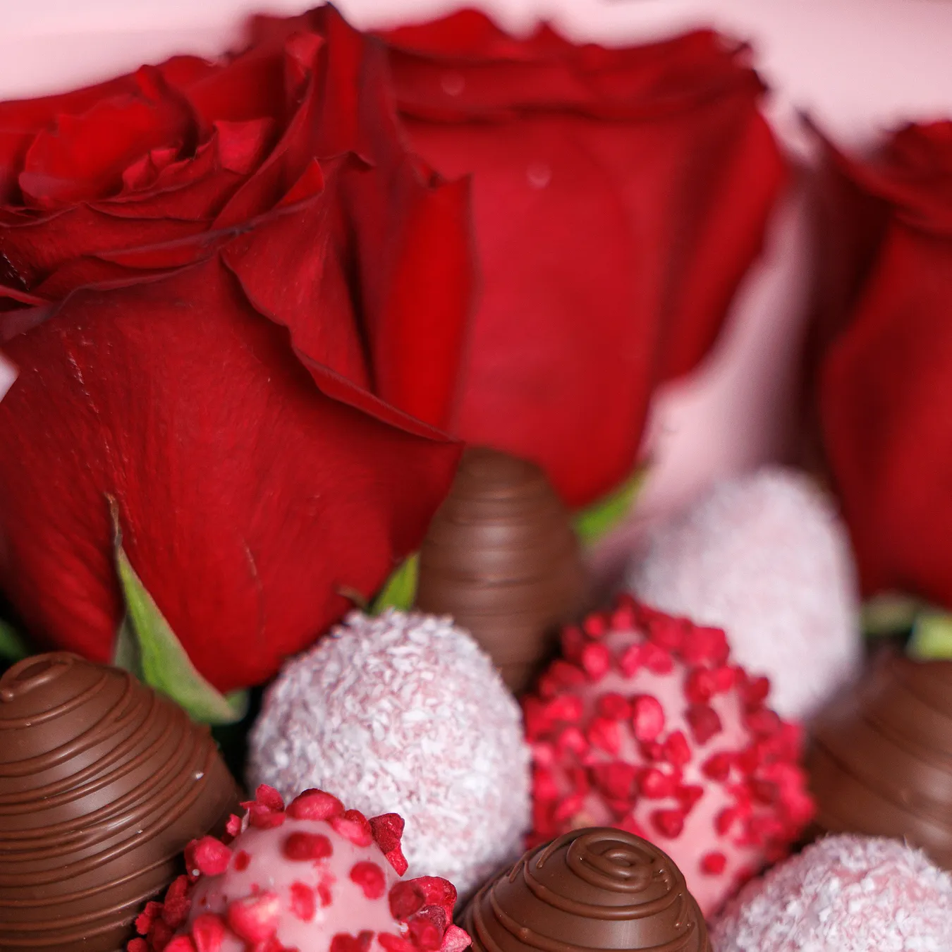Розы с клубникой в шоколаде
