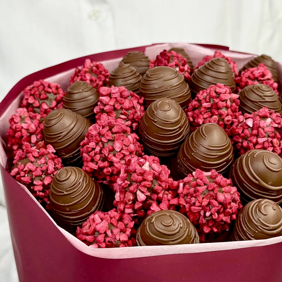 Букет Комбо-набор клубника и цветы "Любовь на максимум"