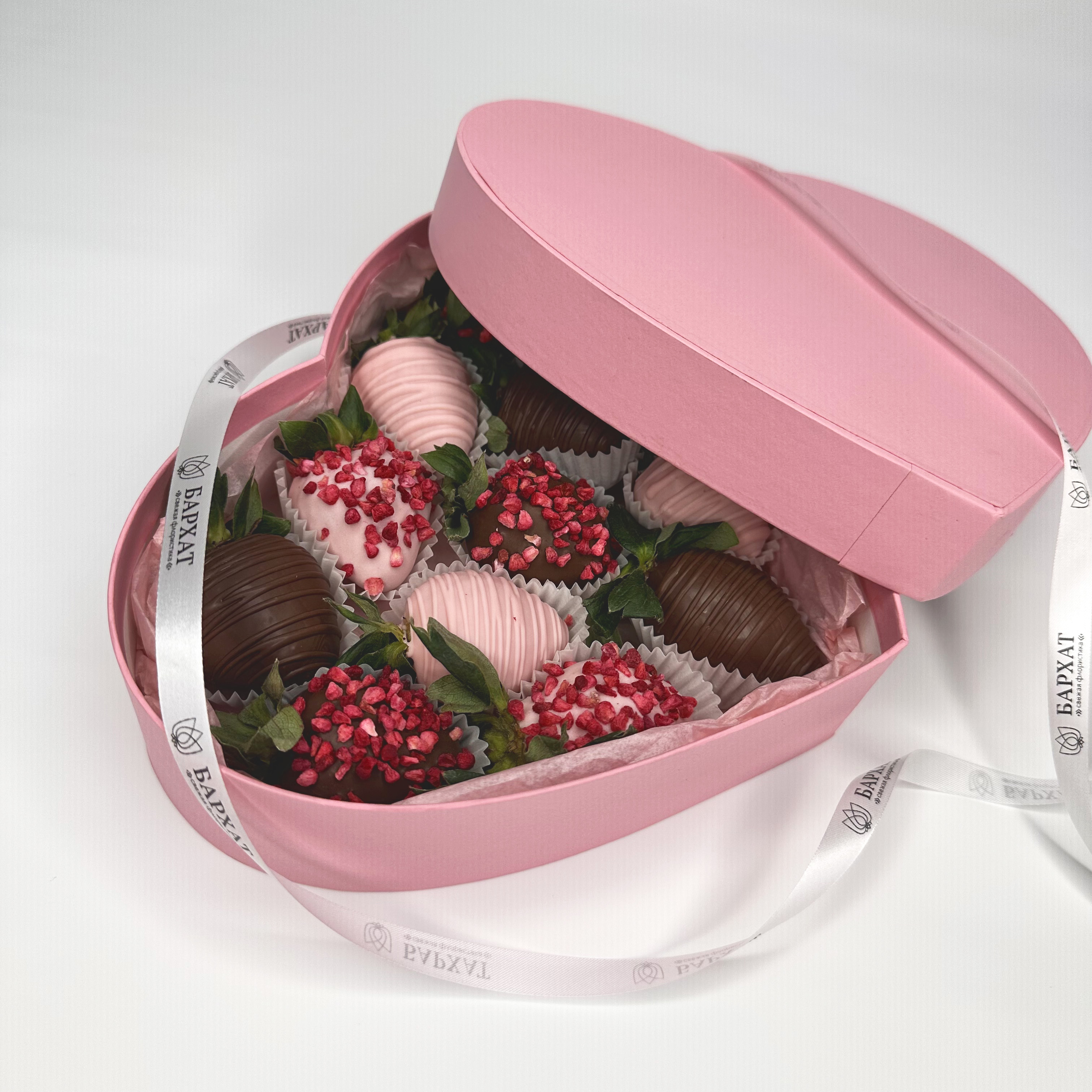 Букет Комбо-набор клубника и цветы "Прямо в сердце"