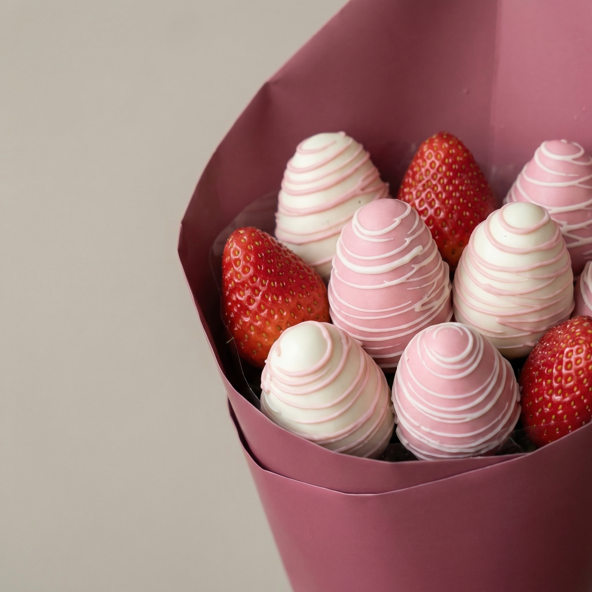 Букет Клубничный букет в бордовой упаковке