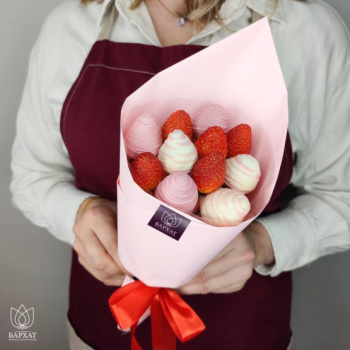 Букет Клубничный букет в розовой упаковке