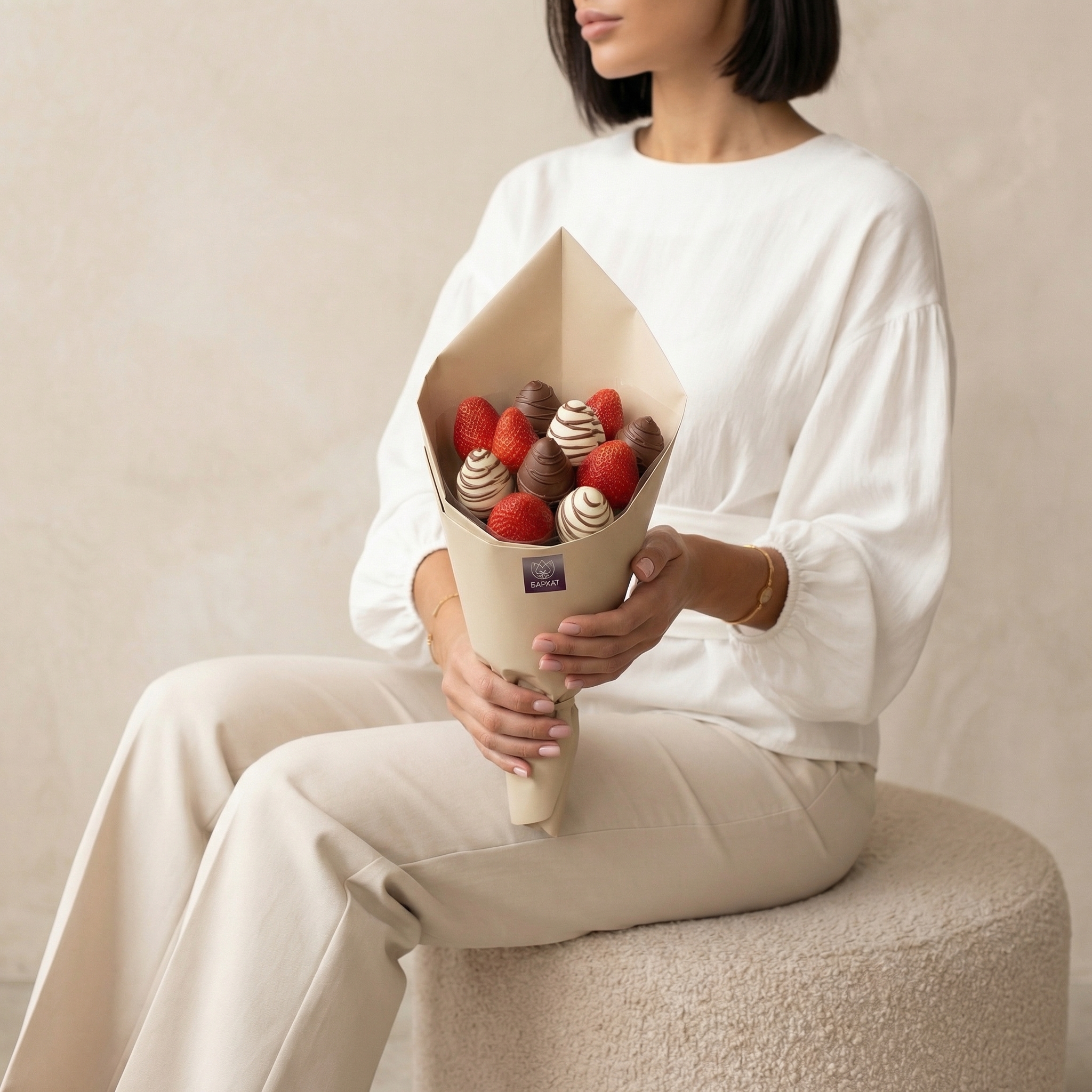 Букет Клубничный букет в бежевой упаковке