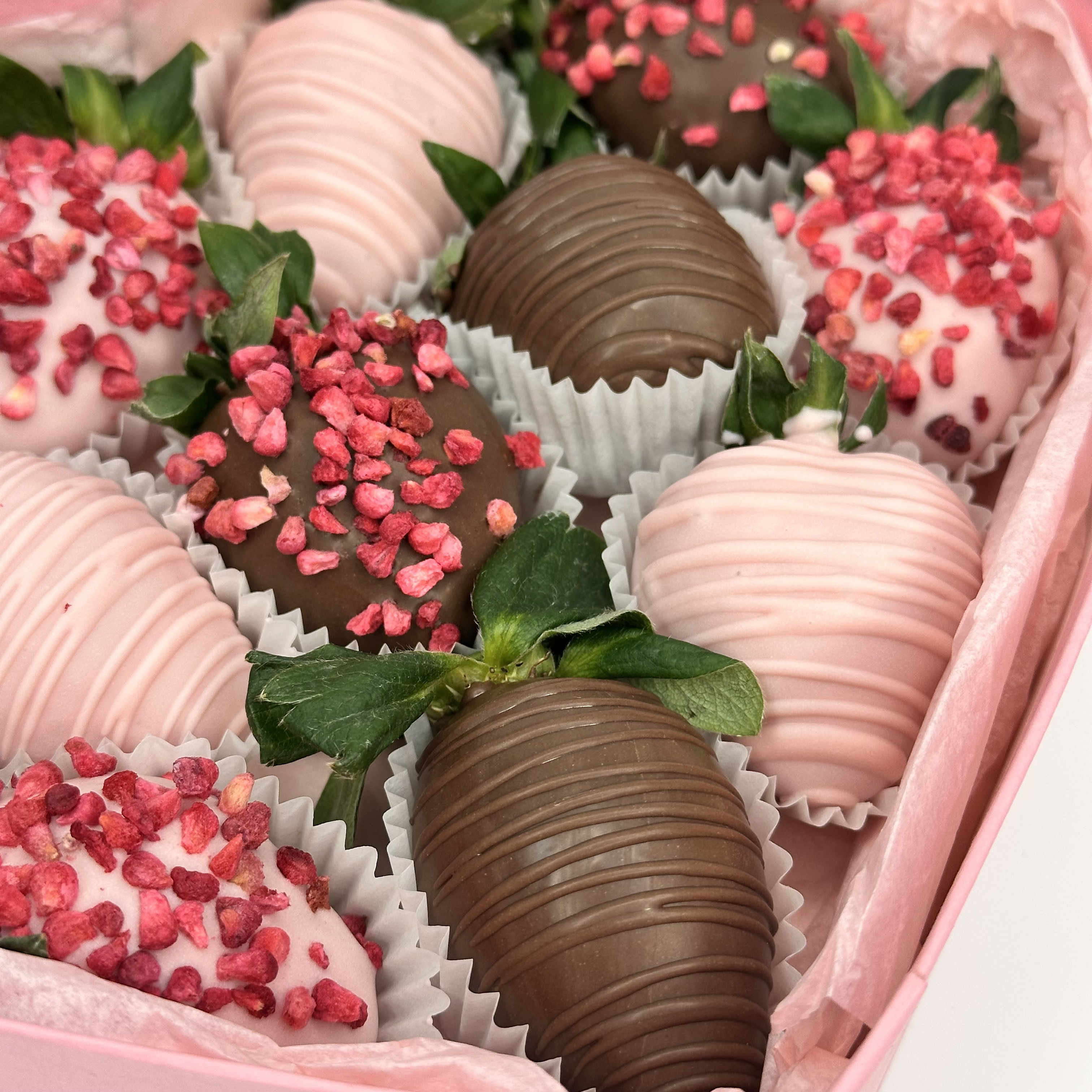 Букет Комбо-набор клубника и цветы "Прямо в сердце"