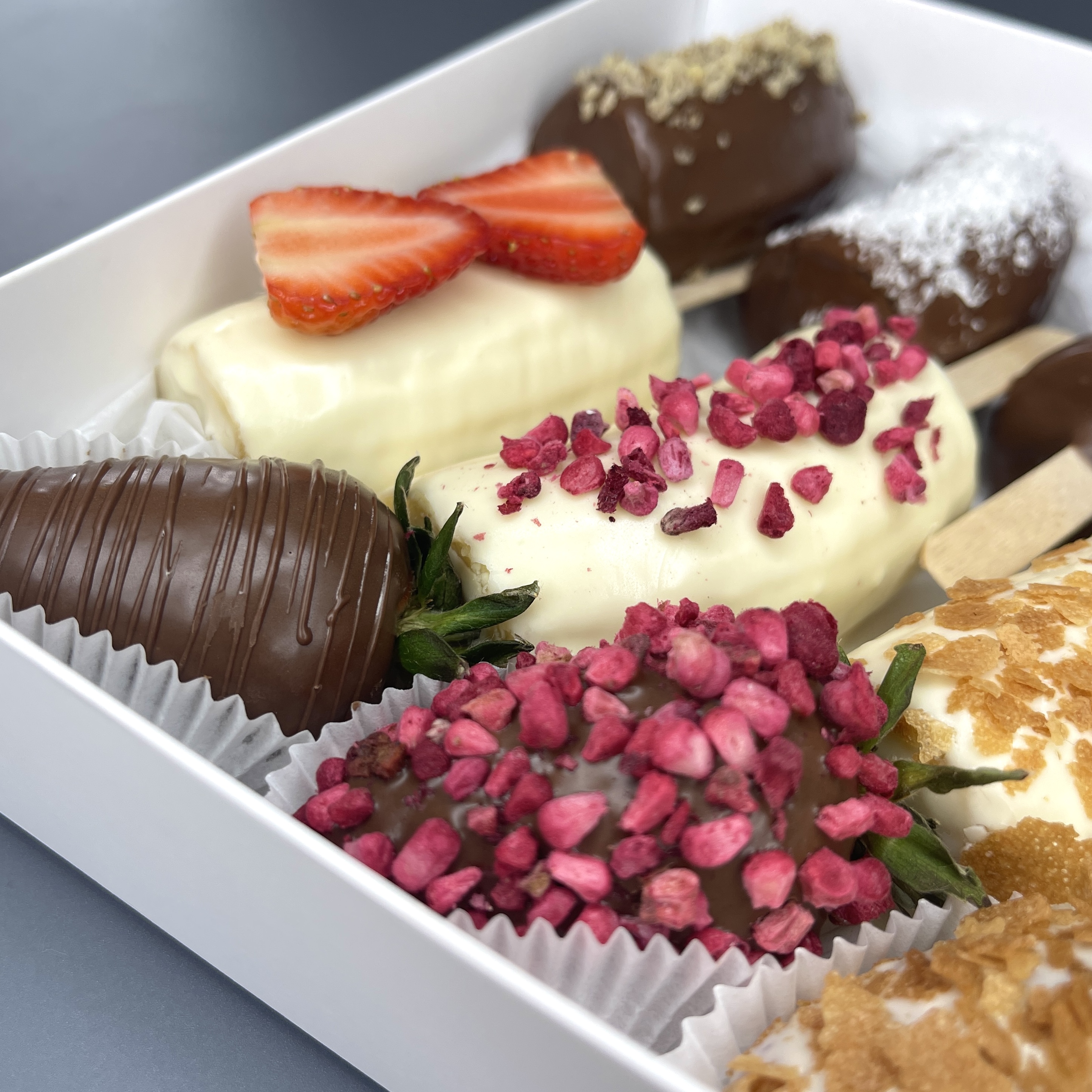 Букет Комбо-набор клубника, бананы и цветы "Искренний вкус"