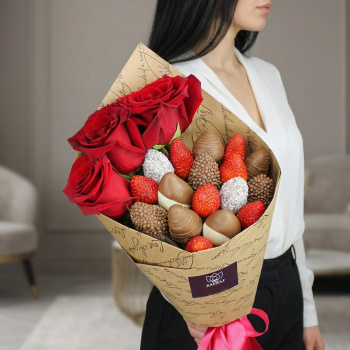 Букет Клубничный S с 3 розами
