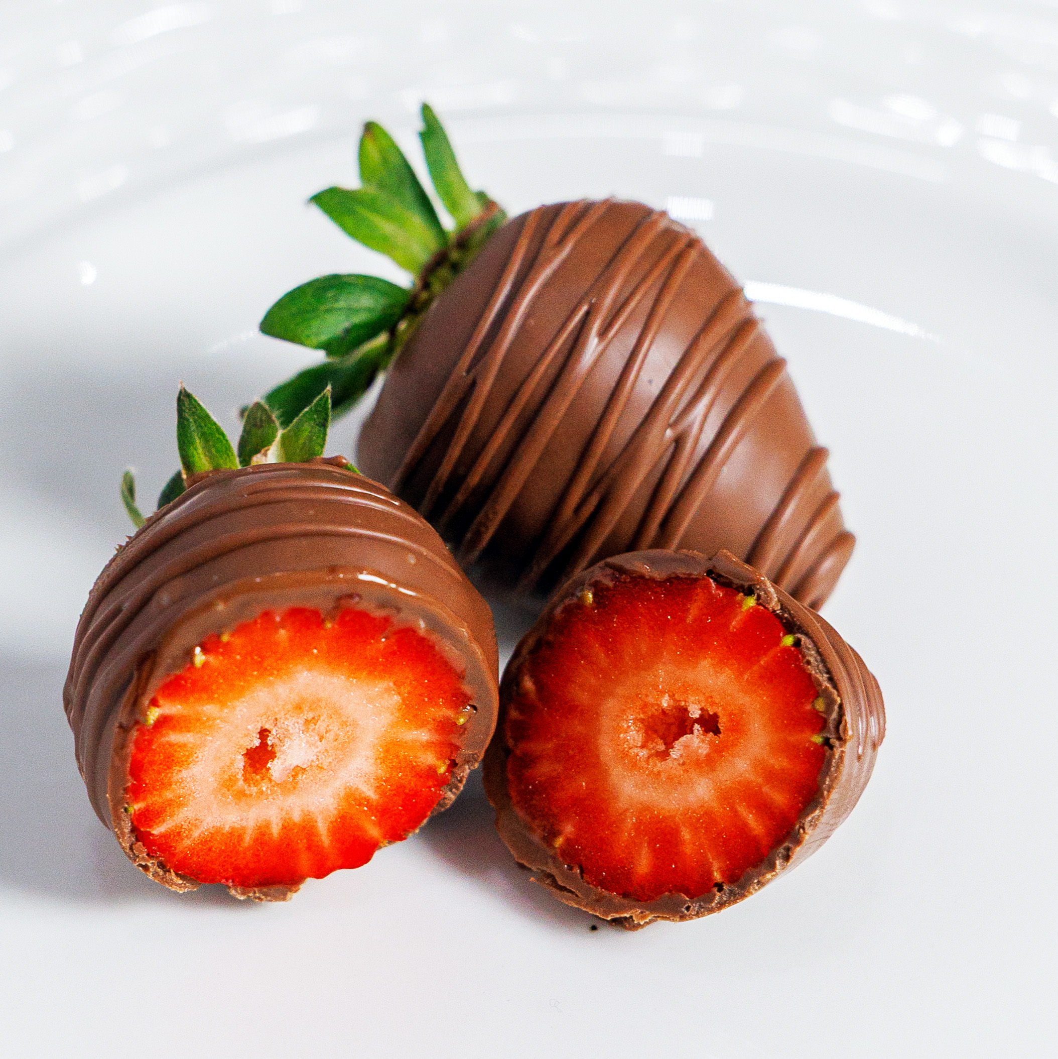 Букет Комбо-набор клубника и цветы "Любовь на максимум"