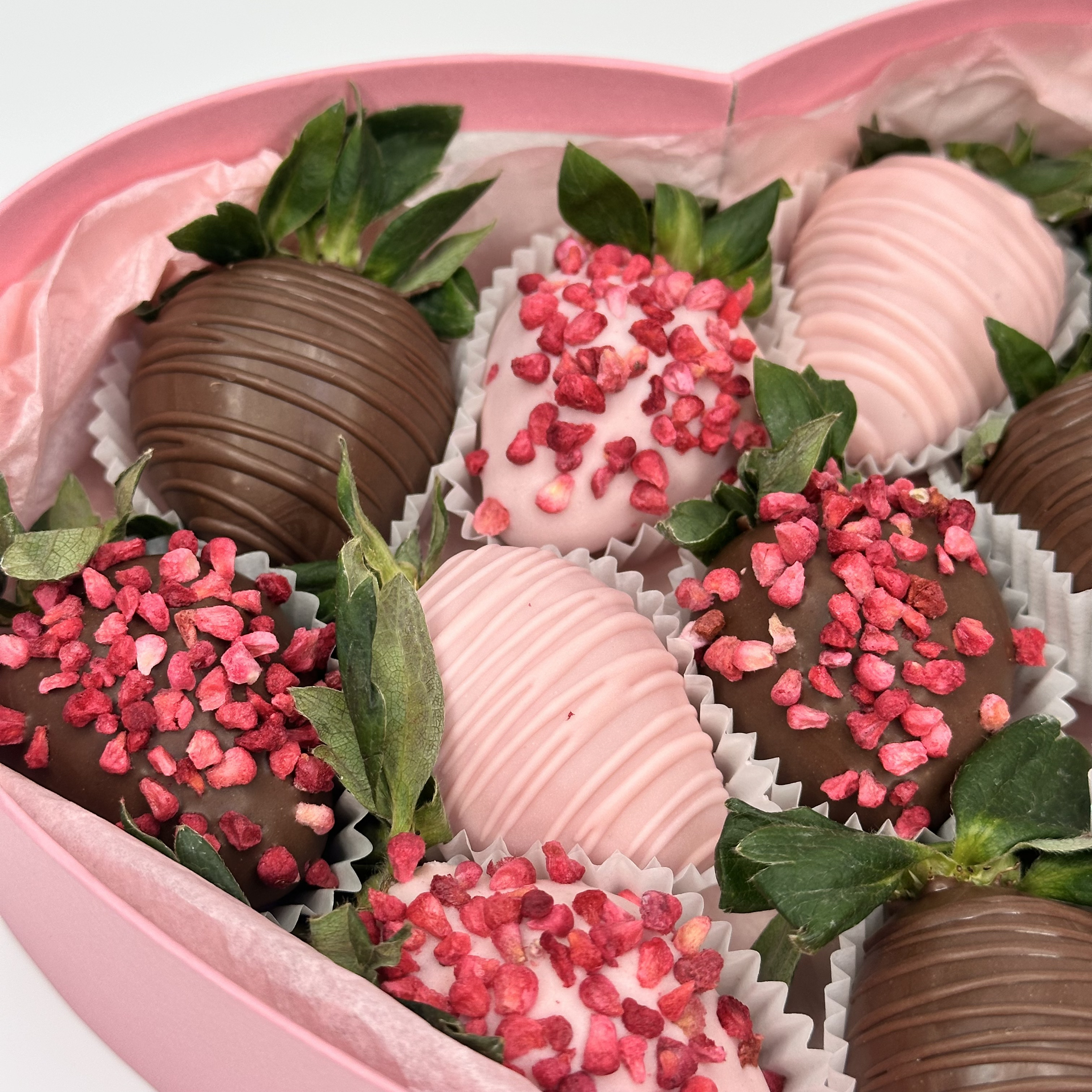 Букет Комбо-набор клубника и цветы "Прямо в сердце"