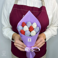 Букет Клубничный букет в сиреневой упаковке